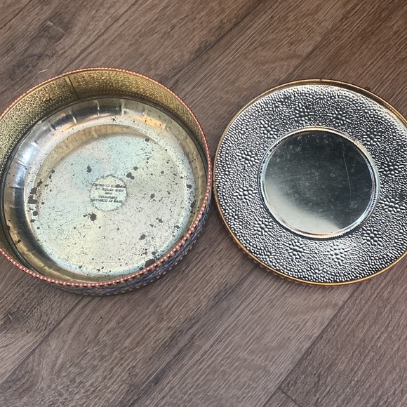 VTG Enamel English round colorful floral tin. Storage cottagecore shabby chic - Picture 5 of 7